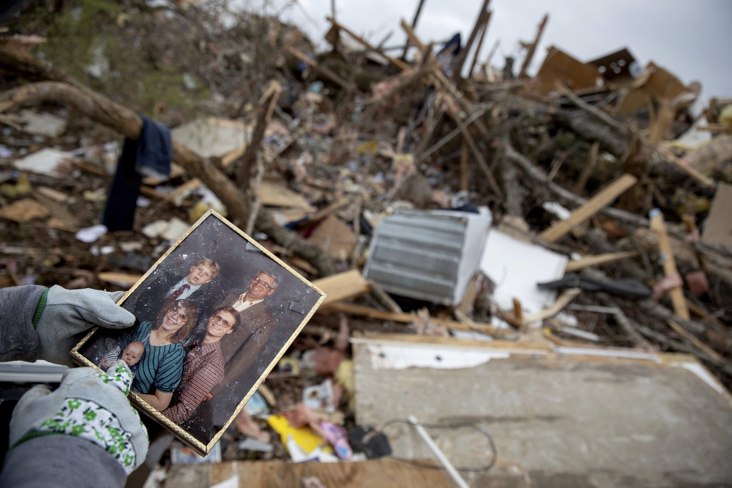 Amid the wreckage, a hunt for keepsakes of tornado victims - Alabama ...