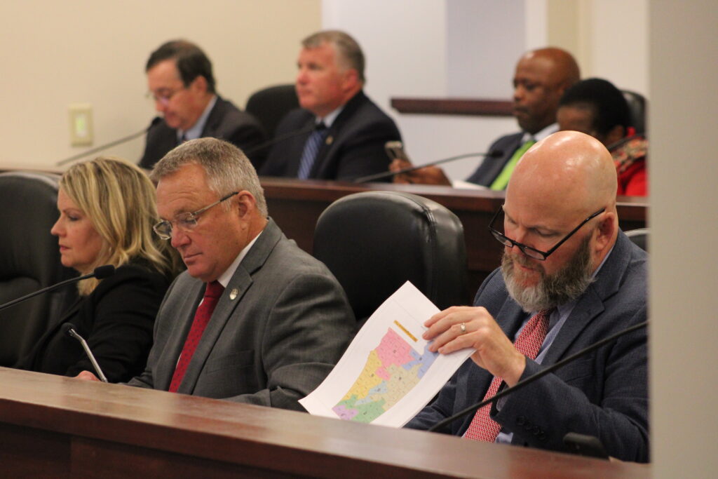 Redistricting committee divided on new congressional map proposals ...