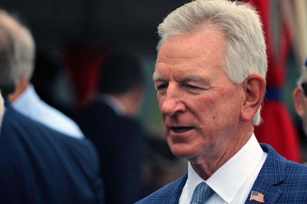 تقدم Tuberville اقتراحًا بالرفض في قضية الإقامة الأخيرة